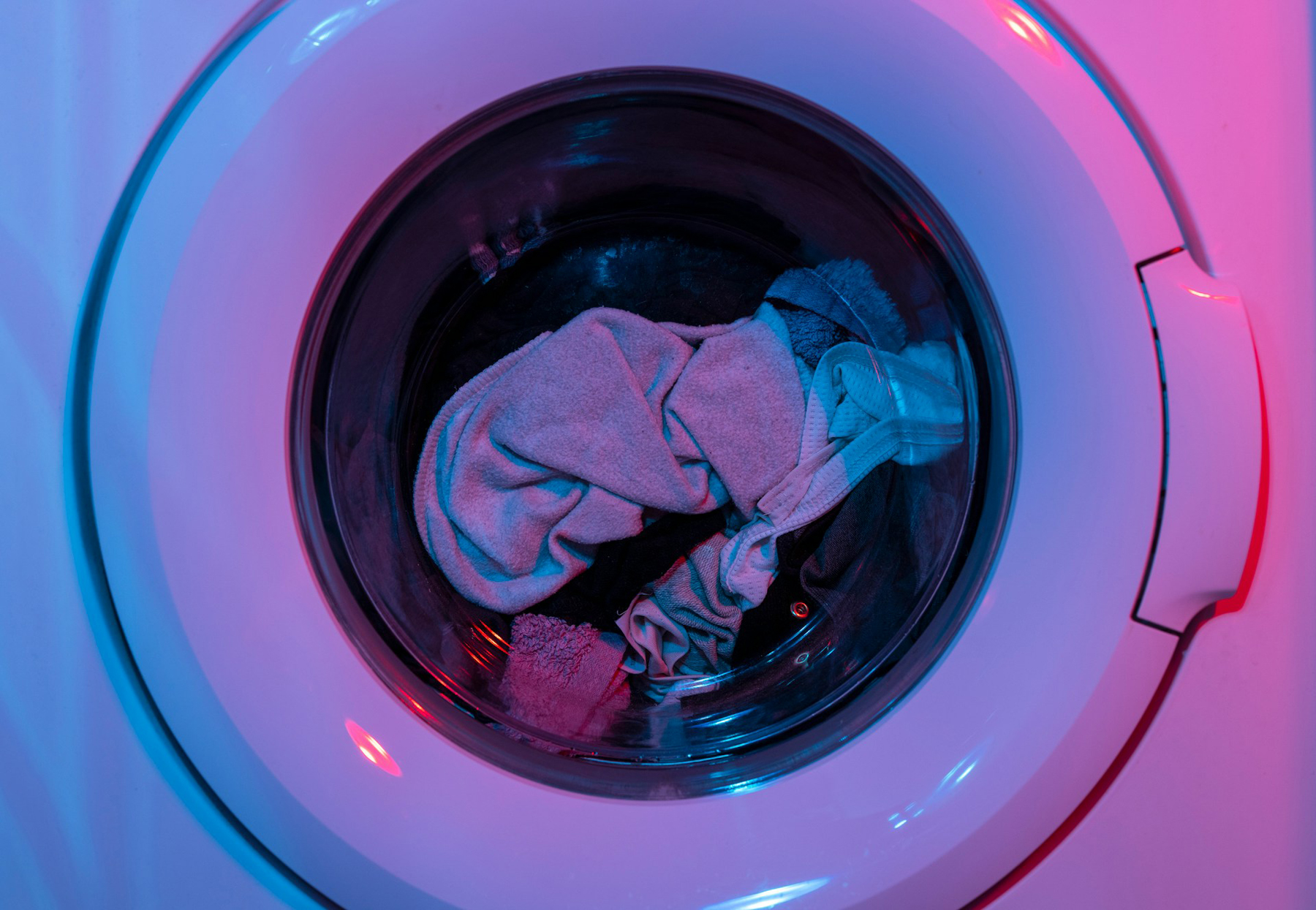 Wäsche in Waschmaschine