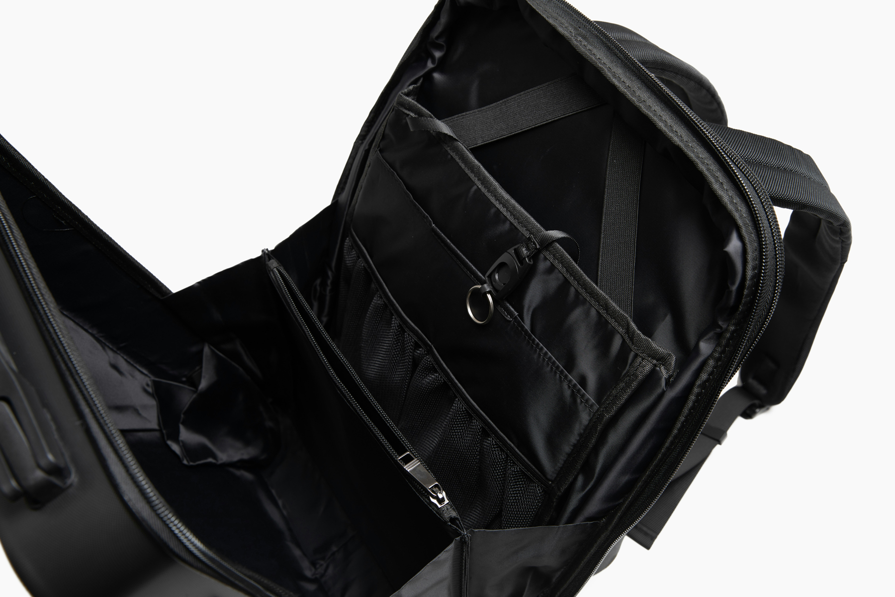 Geöffneter Rucksack wird vorbereitet