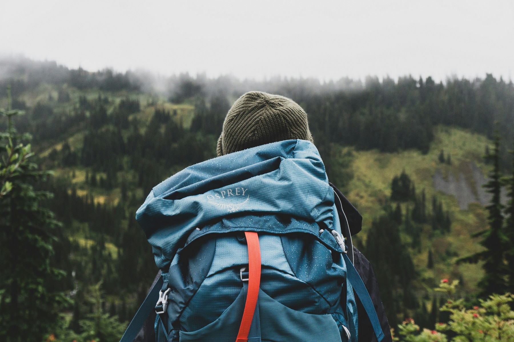 Rucksack wird draußen mit einem Tuch gereinigt