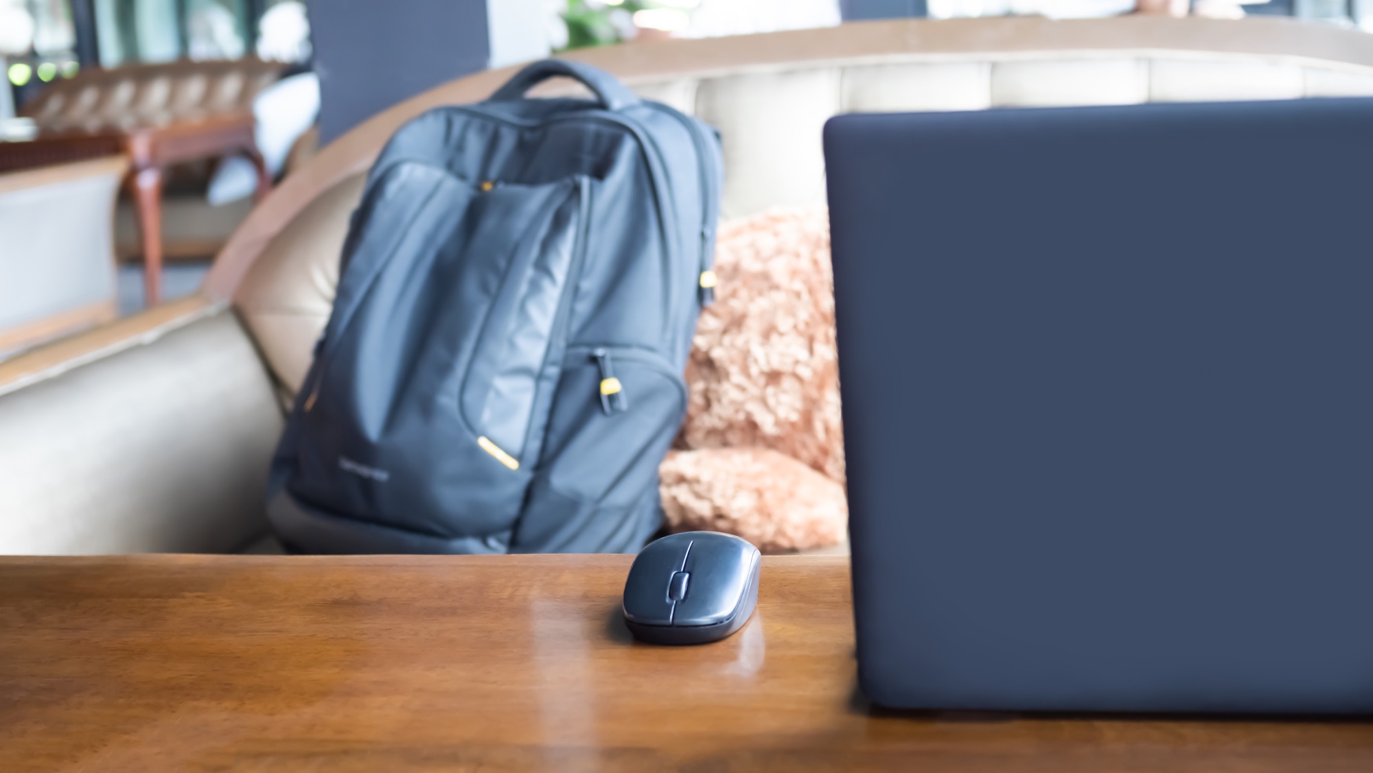 Laptoprucksack vor der Reinigung vorbereiten