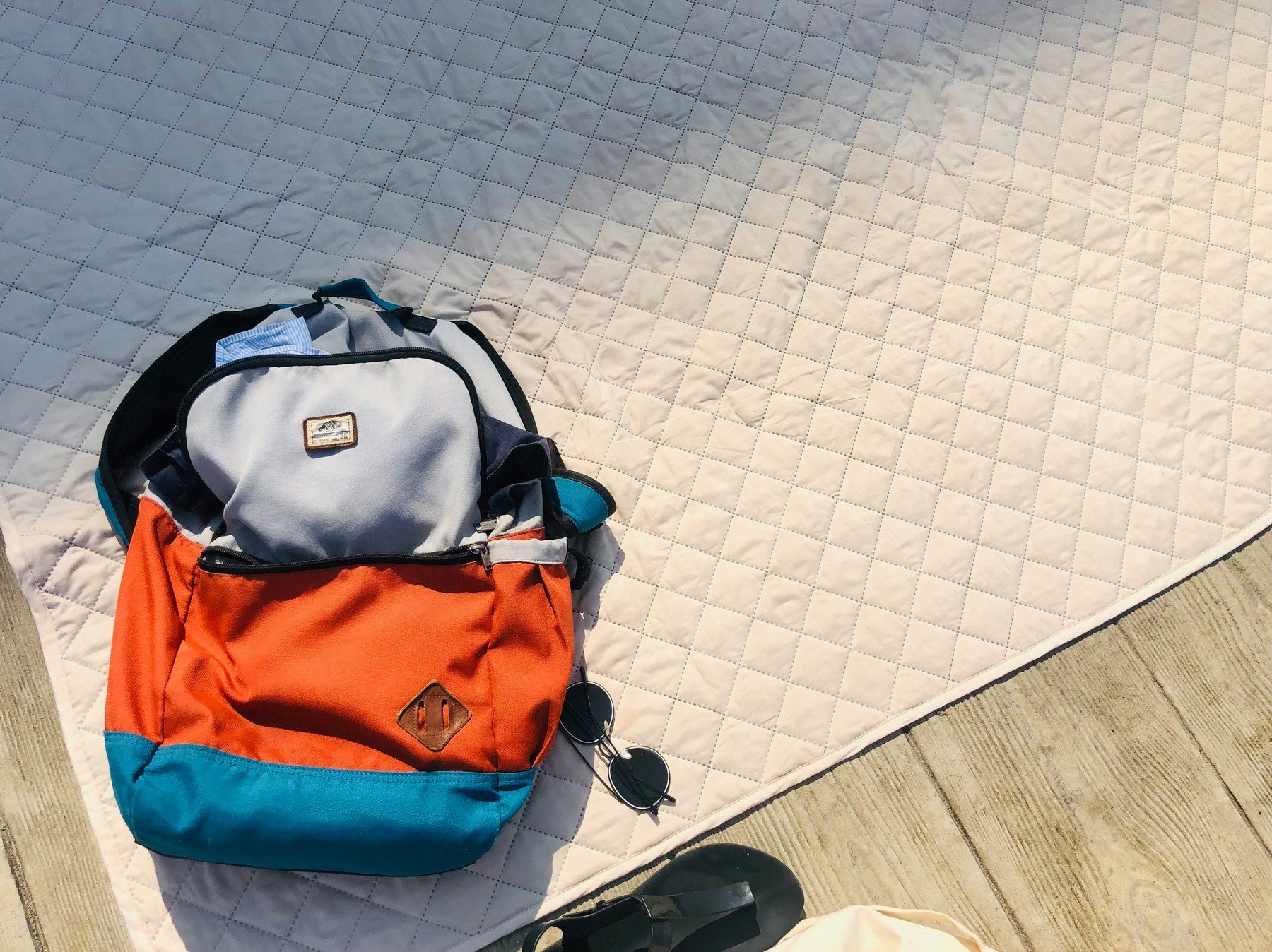 Rucksack steht aufrecht auf einem Holzboden