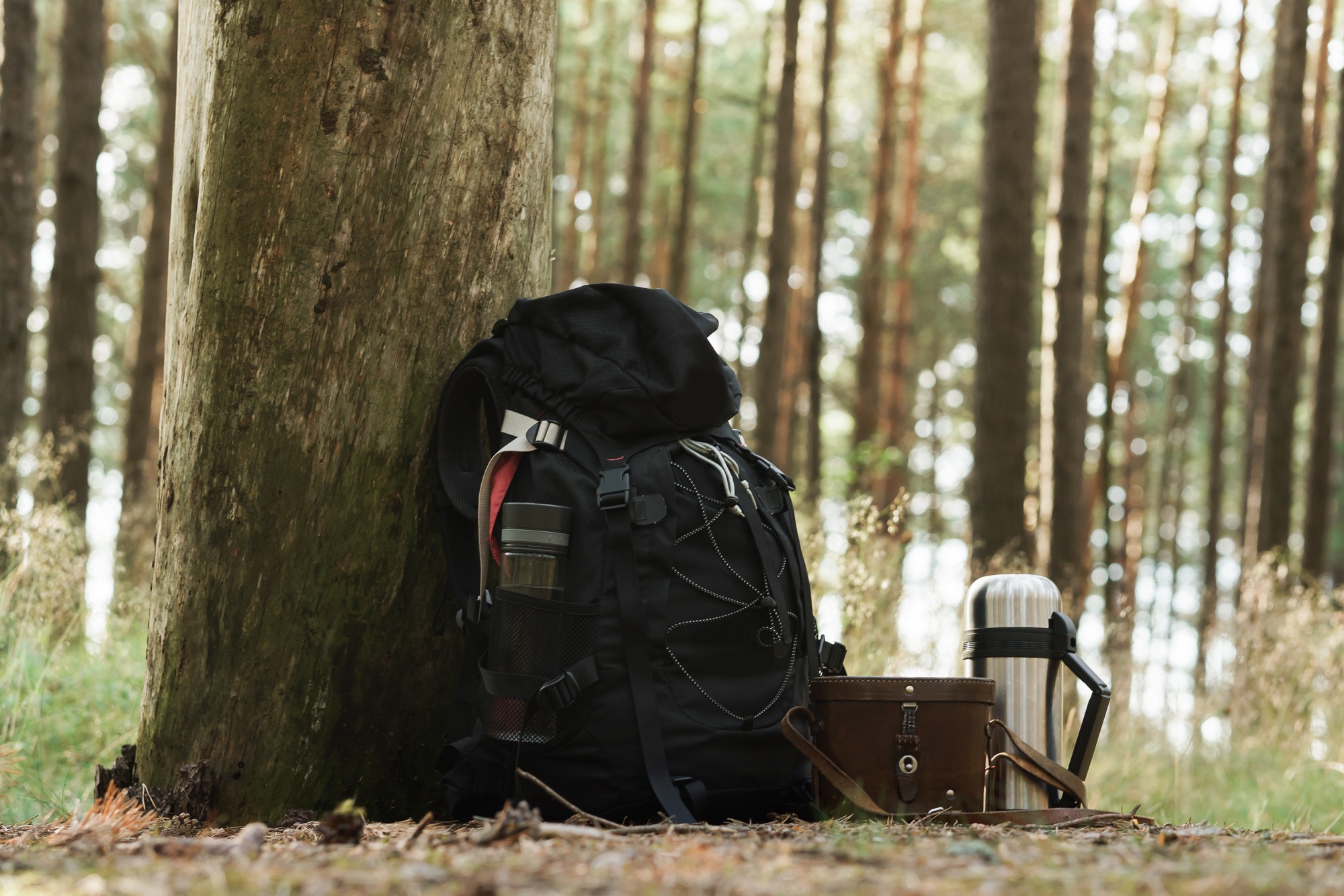 Rucksack hängt zum Auslüften an der frischen Luft