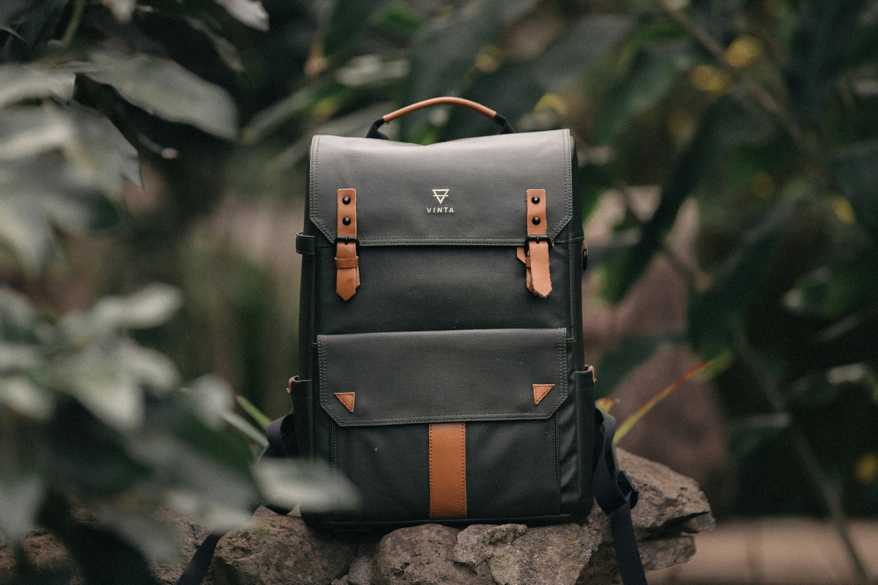 Rucksack auf einem Tisch beim Reinigen