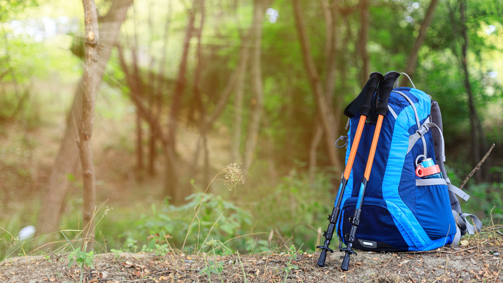 Wanderrucksack wird nach einer Tour gereinigt