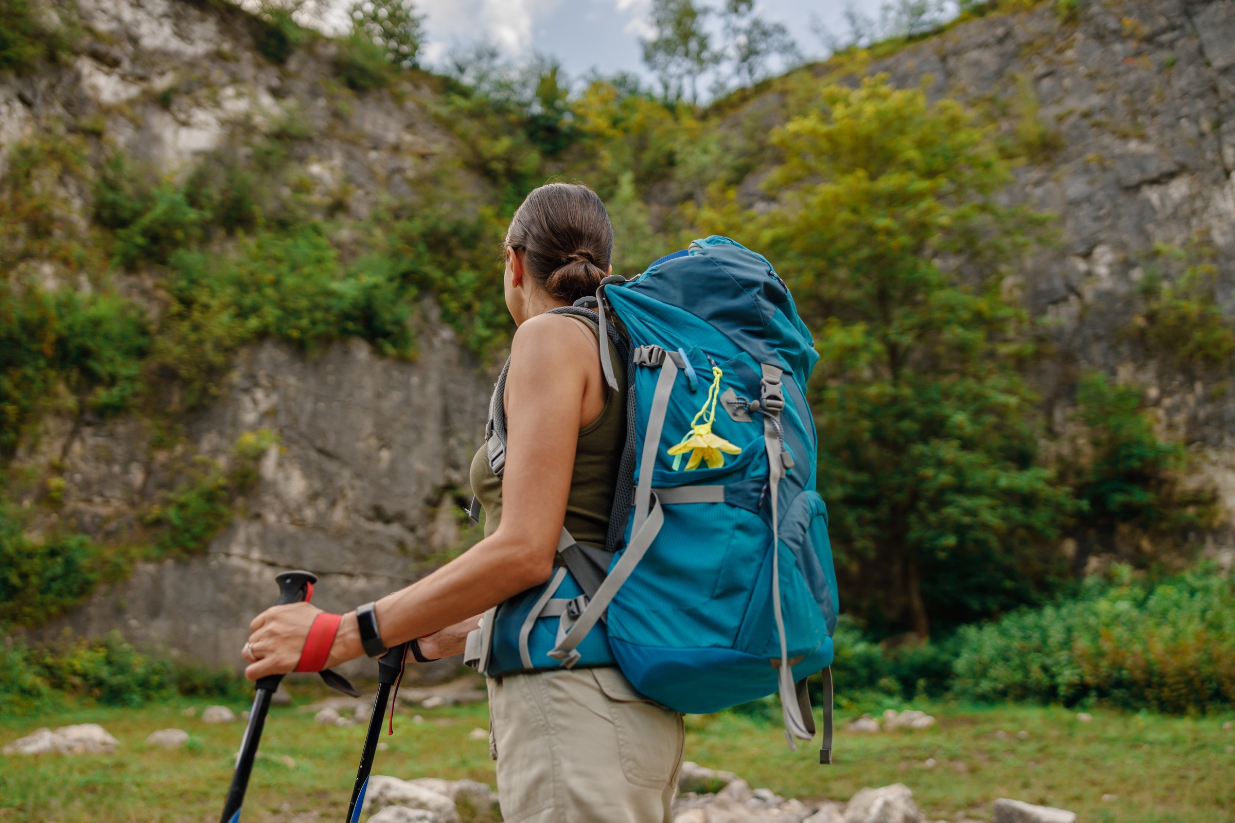 Gepflegter Outdoor-Rucksack auf einer Holzoberfläche mit Pflegeprodukten
