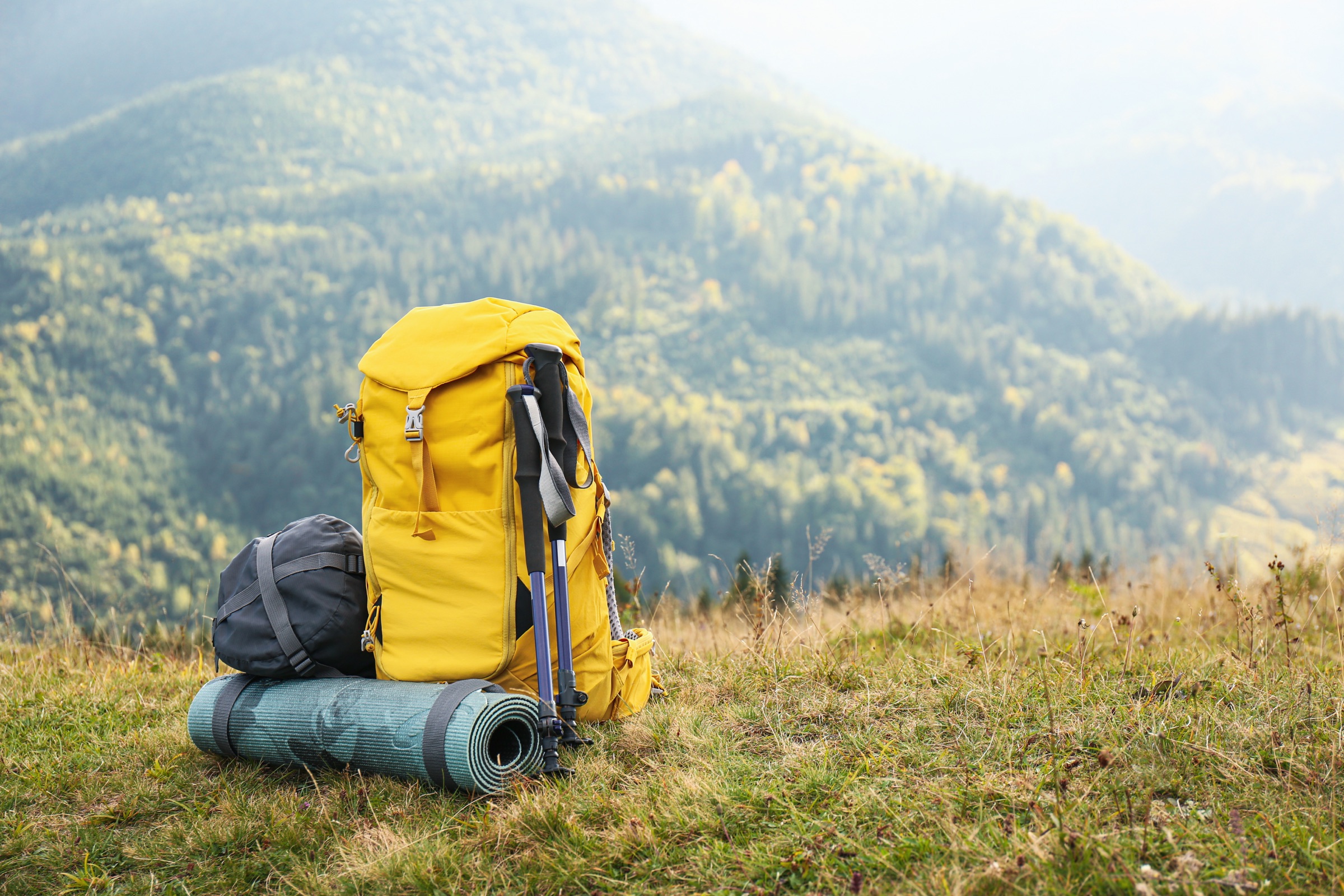 Frisch gewaschener Rucksack hängt zum Trocknen an der Luft